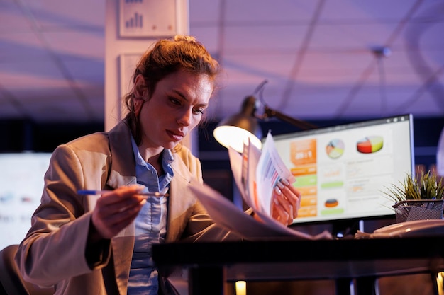 Persona analizando datos